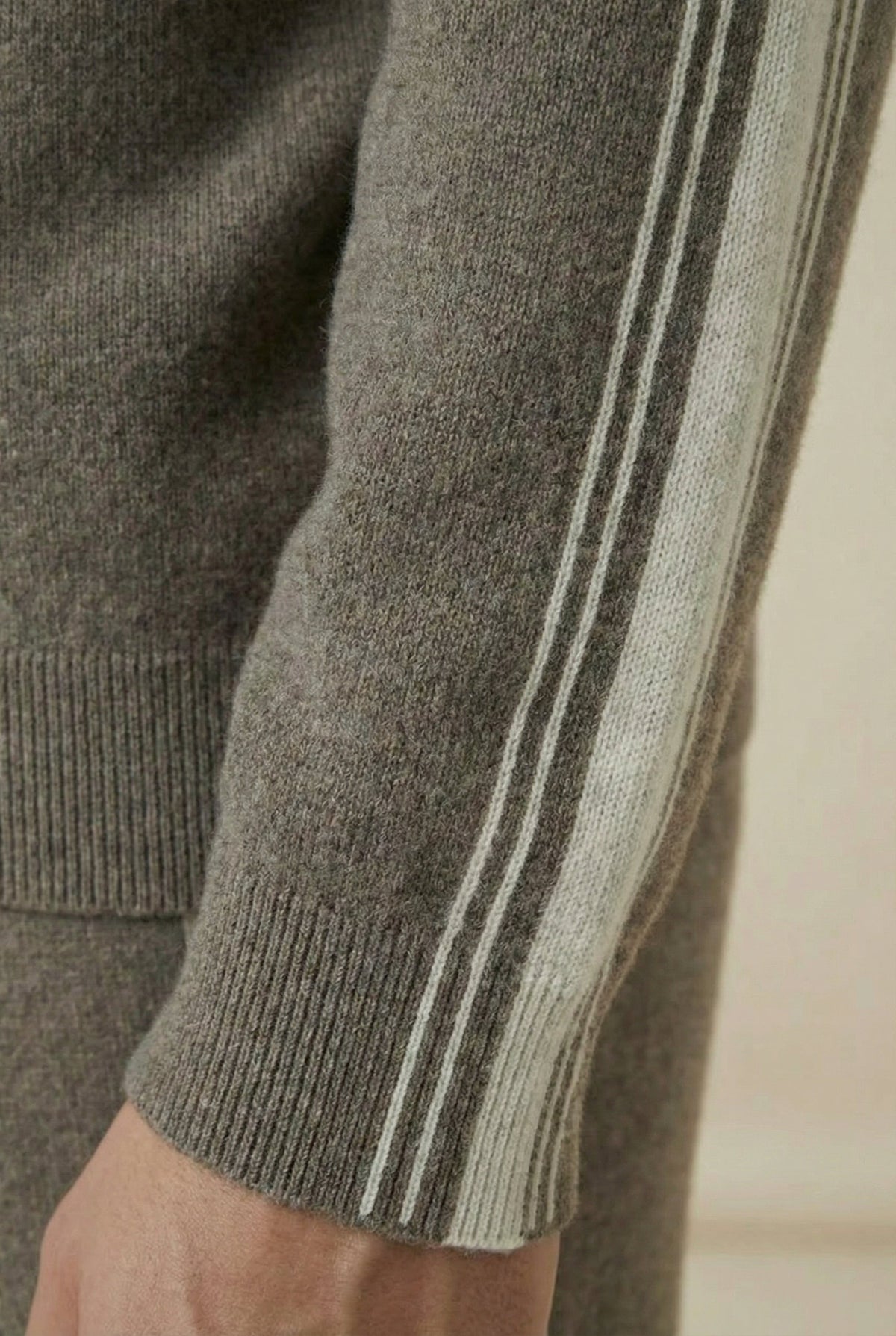Completo in cashmere Capri tortora