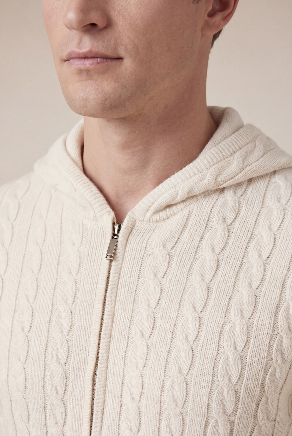 Sudadera de cachemira con capucha beige