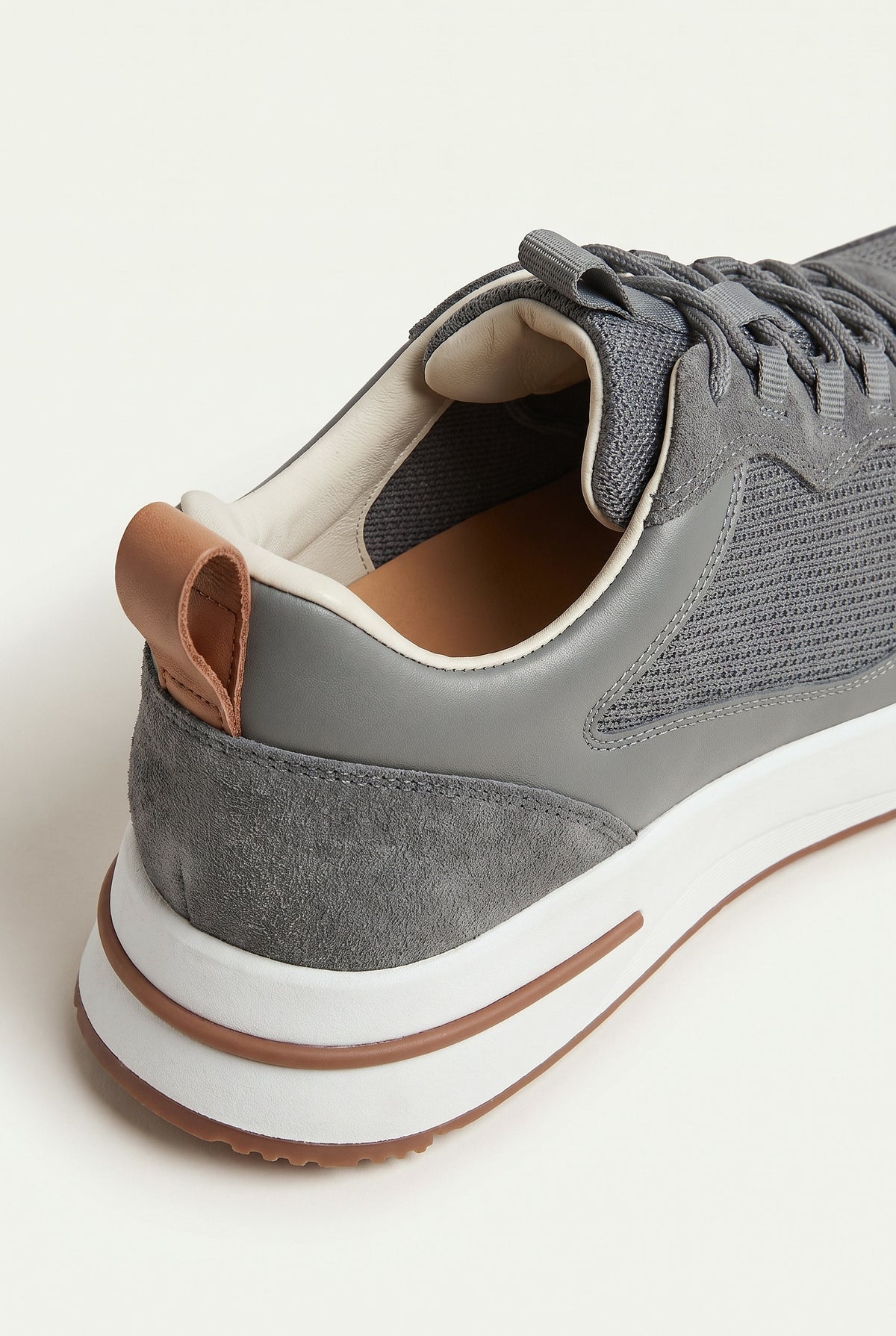 Grey Como Trainer
