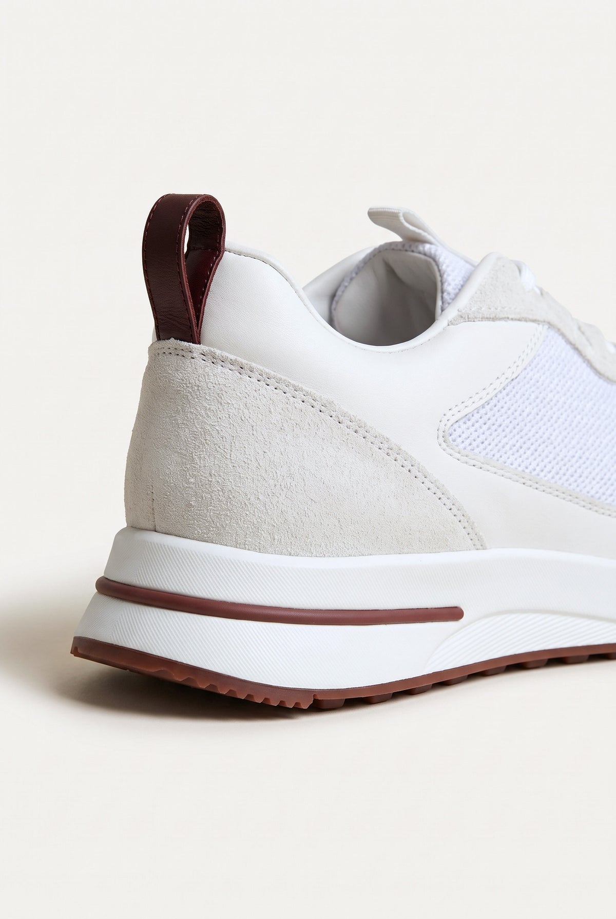 White Como Trainer